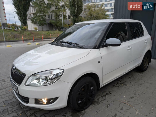 Белый Шкода Фабия, объемом двигателя 1.2 л и пробегом 319 тыс. км за 6800 $, фото 1 на Automoto.ua