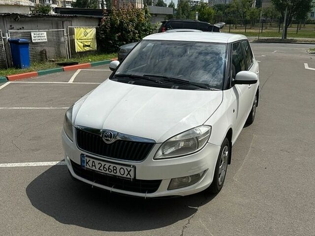 Белый Шкода Фабия, объемом двигателя 1.39 л и пробегом 252 тыс. км за 4600 $, фото 1 на Automoto.ua