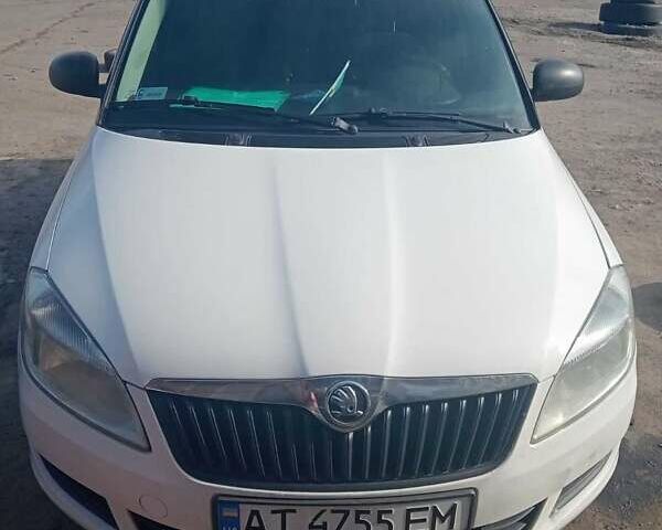 Белый Шкода Фабия, объемом двигателя 1.6 л и пробегом 300 тыс. км за 5800 $, фото 1 на Automoto.ua