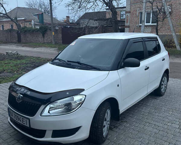 Белый Шкода Фабия, объемом двигателя 1.2 л и пробегом 189 тыс. км за 6600 $, фото 1 на Automoto.ua