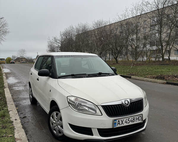 Белый Шкода Фабия, объемом двигателя 1.2 л и пробегом 310 тыс. км за 4600 $, фото 1 на Automoto.ua