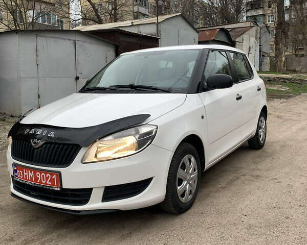 Белый Шкода Фабия, объемом двигателя 1.4 л и пробегом 210 тыс. км за 6600 $, фото 1 на Automoto.ua