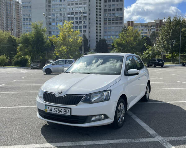 Белый Шкода Фабия, объемом двигателя 1.2 л и пробегом 185 тыс. км за 6900 $, фото 1 на Automoto.ua