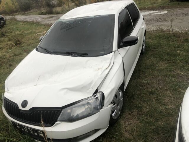 Белый Шкода Фабия, объемом двигателя 1 л и пробегом 236 тыс. км за 2800 $, фото 1 на Automoto.ua