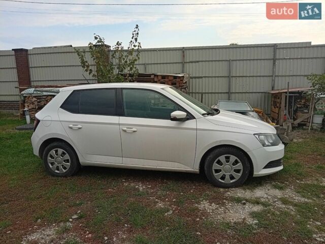 Белый Шкода Фабия, объемом двигателя 1 л и пробегом 148 тыс. км за 5200 $, фото 1 на Automoto.ua