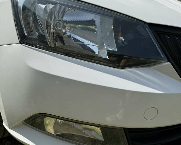 Белый Шкода Фабия, объемом двигателя 1.2 л и пробегом 160 тыс. км за 7500 $, фото 1 на Automoto.ua