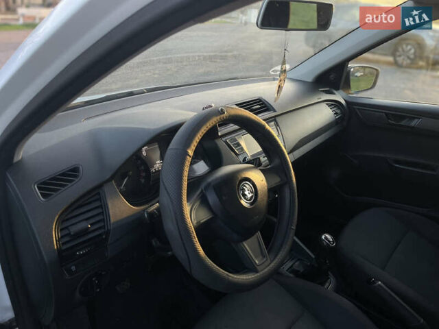 Белый Шкода Фабия, объемом двигателя 1.42 л и пробегом 233 тыс. км за 7000 $, фото 1 на Automoto.ua