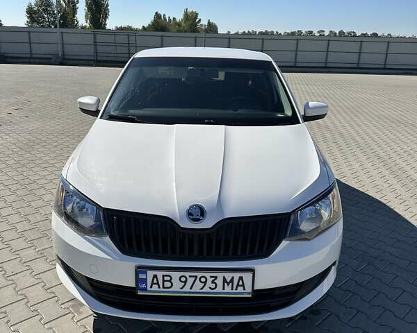Белый Шкода Фабия, объемом двигателя 1 л и пробегом 139 тыс. км за 8000 $, фото 1 на Automoto.ua