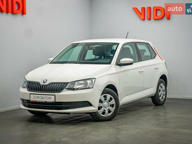 Белый Шкода Фабия, объемом двигателя 1 л и пробегом 90 тыс. км за 7619 $, фото 1 на Automoto.ua