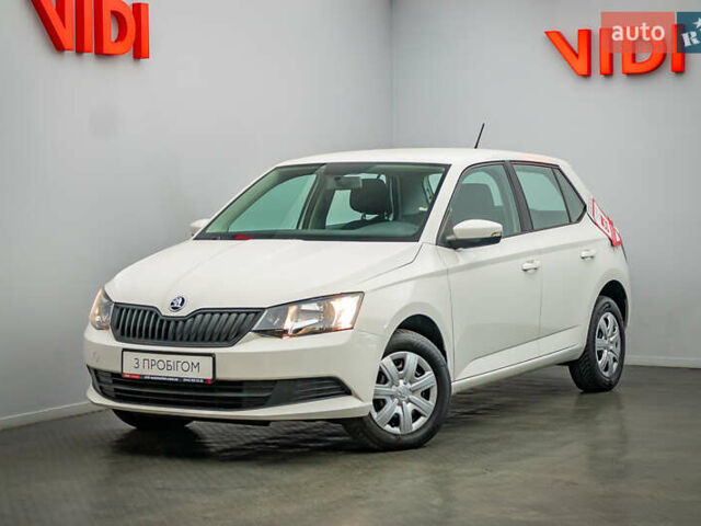 Белый Шкода Фабия, объемом двигателя 1 л и пробегом 105 тыс. км за 7274 $, фото 1 на Automoto.ua