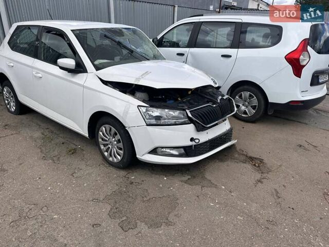 Белый Шкода Фабия, объемом двигателя 1 л и пробегом 70 тыс. км за 2650 $, фото 1 на Automoto.ua