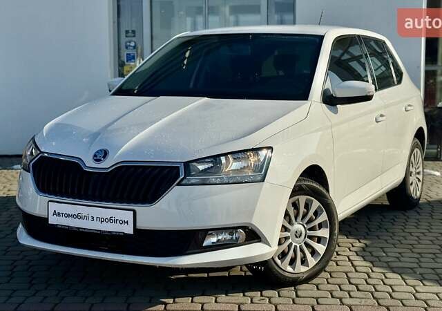 Белый Шкода Фабия, объемом двигателя 1 л и пробегом 144 тыс. км за 8880 $, фото 1 на Automoto.ua
