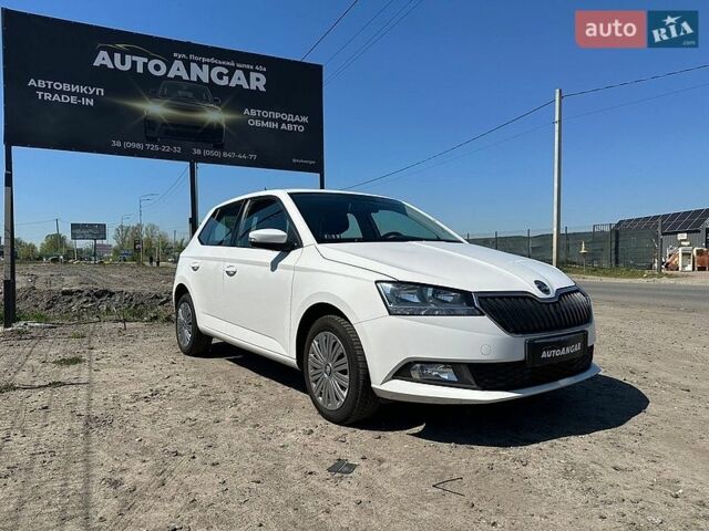 Белый Шкода Фабия, объемом двигателя 1 л и пробегом 121 тыс. км за 7500 $, фото 1 на Automoto.ua