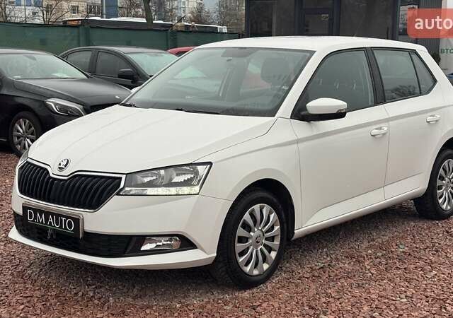 Белый Шкода Фабия, объемом двигателя 1 л и пробегом 67 тыс. км за 8999 $, фото 1 на Automoto.ua