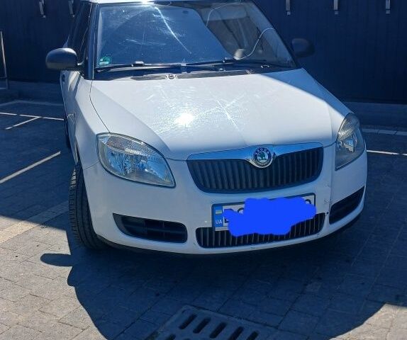 Белый Шкода Фабия, объемом двигателя 1.2 л и пробегом 223 тыс. км за 3750 $, фото 1 на Automoto.ua