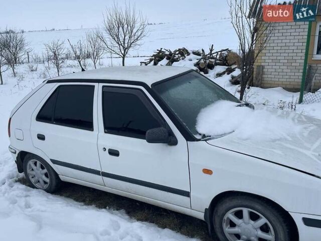 Белый Шкода Фабия, объемом двигателя 1.3 л и пробегом 222 тыс. км за 975 $, фото 1 на Automoto.ua