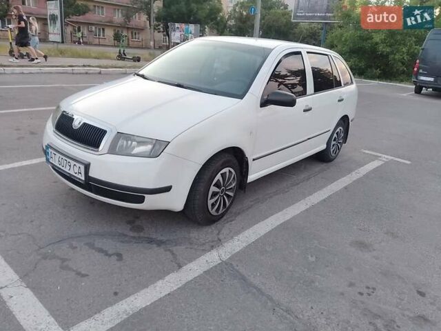 Белый Шкода Фабия, объемом двигателя 1.4 л и пробегом 319 тыс. км за 3000 $, фото 1 на Automoto.ua