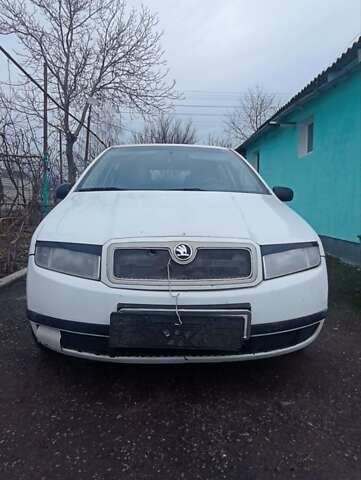 Белый Шкода Фабия, объемом двигателя 1.39 л и пробегом 285 тыс. км за 2350 $, фото 1 на Automoto.ua