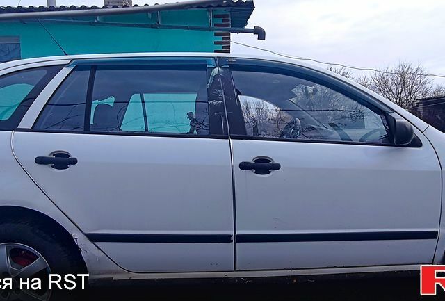 Белый Шкода Фабия, объемом двигателя 1.4 л и пробегом 285 тыс. км за 2350 $, фото 1 на Automoto.ua