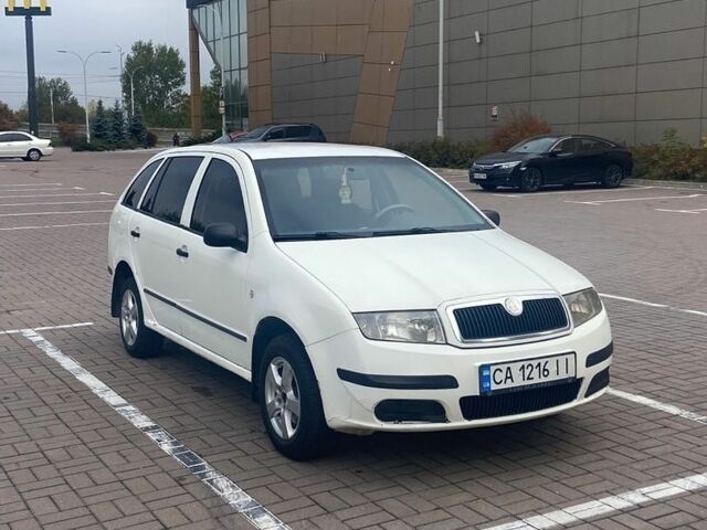 Білий Шкода Фабія, об'ємом двигуна 1.39 л та пробігом 329 тис. км за 1750 $, фото 1 на Automoto.ua