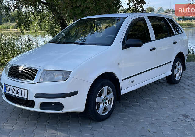 Белый Шкода Фабия, объемом двигателя 1.4 л и пробегом 300 тыс. км за 2300 $, фото 1 на Automoto.ua