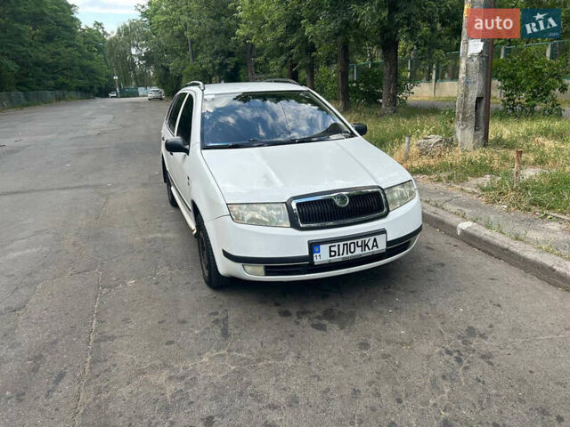 Белый Шкода Фабия, объемом двигателя 1.39 л и пробегом 290 тыс. км за 2500 $, фото 1 на Automoto.ua