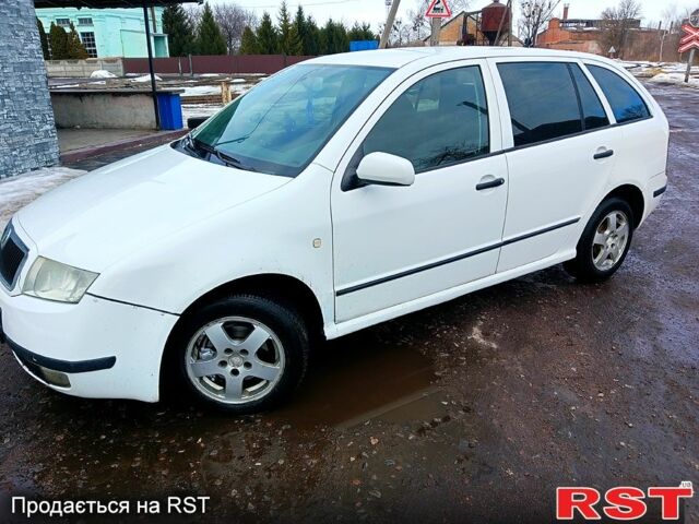 Белый Шкода Фабия, объемом двигателя 1.2 л и пробегом 328 тыс. км за 2400 $, фото 1 на Automoto.ua