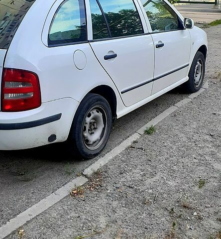 Белый Шкода Фабия, объемом двигателя 1.2 л и пробегом 0 тыс. км за 3200 $, фото 1 на Automoto.ua