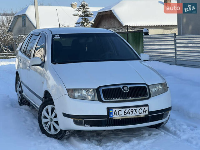 Белый Шкода Фабия, объемом двигателя 1.2 л и пробегом 330 тыс. км за 2750 $, фото 1 на Automoto.ua