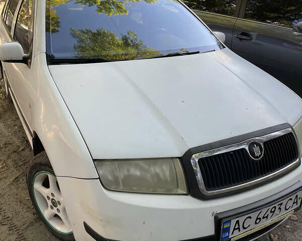 Белый Шкода Фабия, объемом двигателя 1.2 л и пробегом 330 тыс. км за 200 $, фото 1 на Automoto.ua