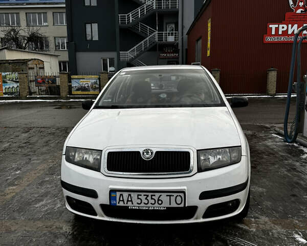 Белый Шкода Фабия, объемом двигателя 1.2 л и пробегом 375 тыс. км за 3300 $, фото 1 на Automoto.ua