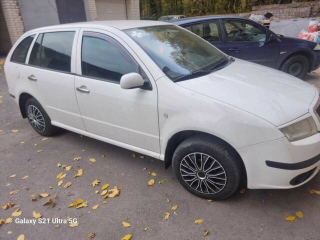 Шкода Фабия 2005 в Ровно на Automoto.ua Белый Шкода Фабия, объемом двигателя 1.4 л и пробегом 334 тыс. км за 2700 $, фото 1 на Automoto.ua