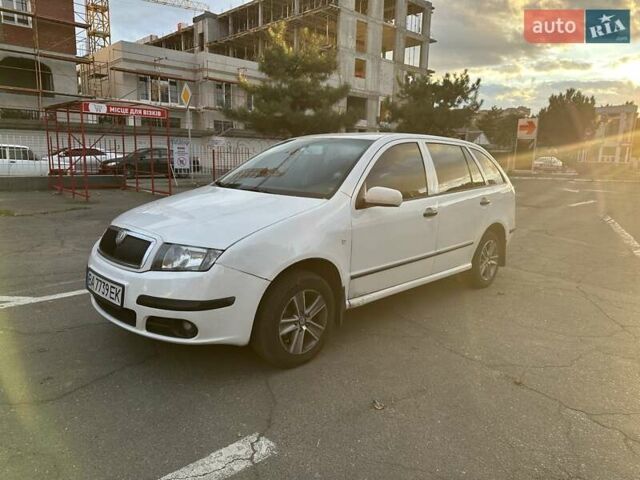 Шкода Фабия 2006 в Одессе на Automoto.ua Белый Шкода Фабия, объемом двигателя 1.39 л и пробегом 246 тыс. км за 3150 $, фото 1 на Automoto.ua