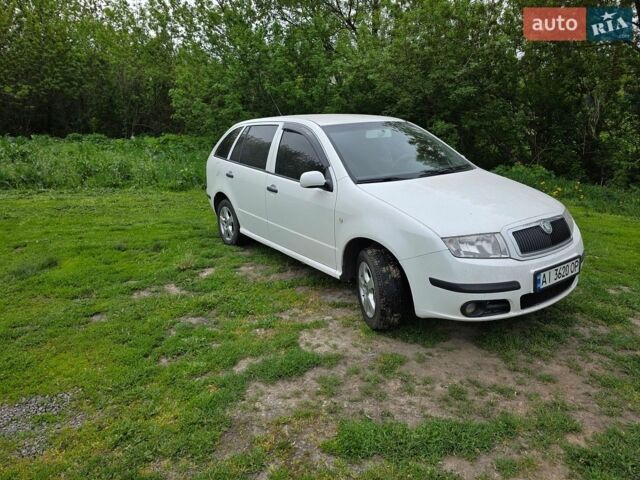Белый Шкода Фабия, объемом двигателя 1.39 л и пробегом 303 тыс. км за 3500 $, фото 1 на Automoto.ua