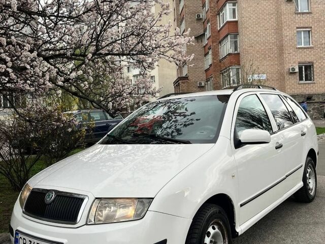 Белый Шкода Фабия, объемом двигателя 1.9 л и пробегом 250 тыс. км за 4100 $, фото 1 на Automoto.ua