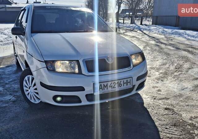 Белый Шкода Фабия, объемом двигателя 1.42 л и пробегом 201 тыс. км за 3600 $, фото 1 на Automoto.ua