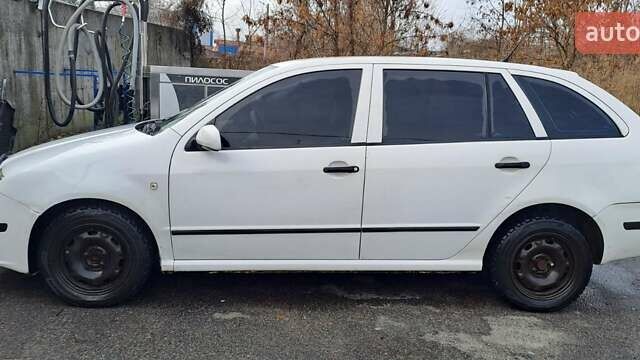 Белый Шкода Фабия, объемом двигателя 1.2 л и пробегом 218 тыс. км за 3950 $, фото 1 на Automoto.ua
