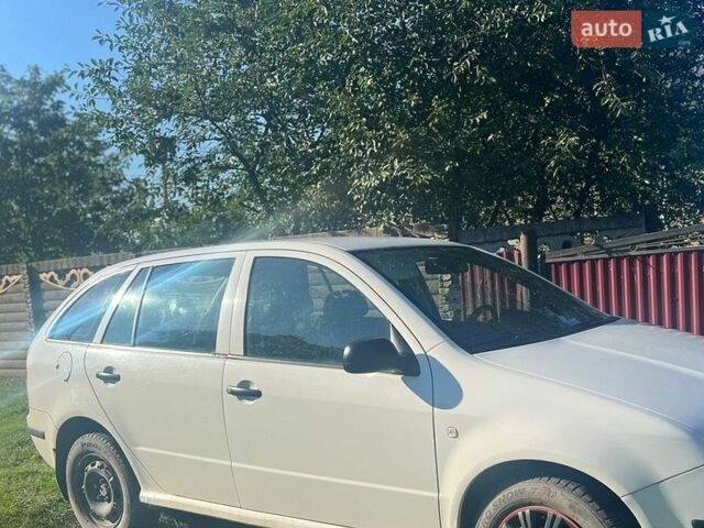 Белый Шкода Фабия, объемом двигателя 1.2 л и пробегом 270 тыс. км за 3200 $, фото 1 на Automoto.ua