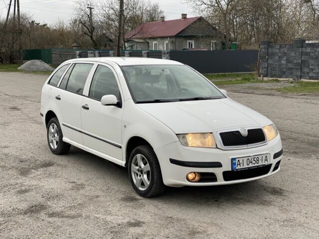 Белый Шкода Фабия, объемом двигателя 1.2 л и пробегом 300 тыс. км за 1750 $, фото 1 на Automoto.ua