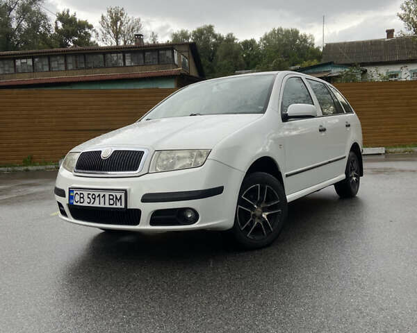 Белый Шкода Фабия, объемом двигателя 1.2 л и пробегом 169 тыс. км за 3500 $, фото 1 на Automoto.ua