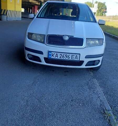 Белый Шкода Фабия, объемом двигателя 1.39 л и пробегом 278 тыс. км за 3700 $, фото 1 на Automoto.ua
