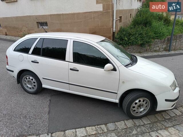 Белый Шкода Фабия, объемом двигателя 1.39 л и пробегом 267 тыс. км за 4198 $, фото 1 на Automoto.ua