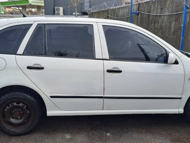 Білий Шкода Фабія, об'ємом двигуна 1.2 л та пробігом 218 тис. км за 3900 $, фото 1 на Automoto.ua