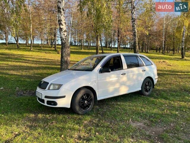 Белый Шкода Фабия, объемом двигателя 1.2 л и пробегом 218 тыс. км за 3800 $, фото 1 на Automoto.ua