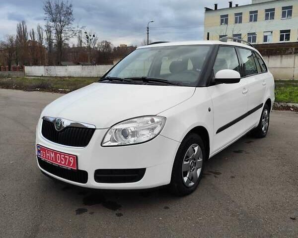 Белый Шкода Фабия, объемом двигателя 1.4 л и пробегом 182 тыс. км за 5300 $, фото 1 на Automoto.ua
