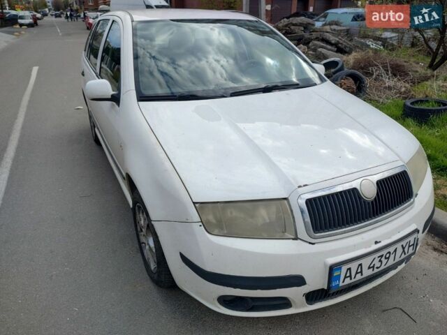 Белый Шкода Фабия, объемом двигателя 1.2 л и пробегом 180 тыс. км за 4200 $, фото 1 на Automoto.ua