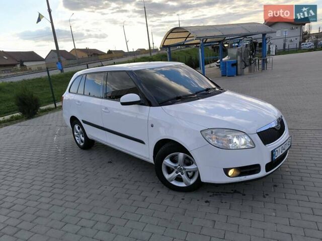 Белый Шкода Фабия, объемом двигателя 1.42 л и пробегом 300 тыс. км за 5200 $, фото 1 на Automoto.ua