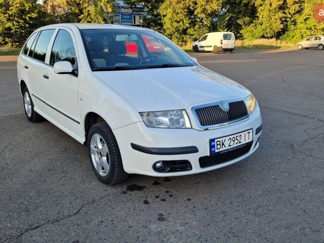 Білий Шкода Фабія, об'ємом двигуна 1.2 л та пробігом 272 тис. км за 2800 $, фото 1 на Automoto.ua