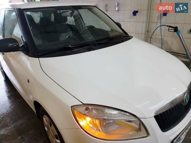 Белый Шкода Фабия, объемом двигателя 1.42 л и пробегом 236 тыс. км за 3800 $, фото 1 на Automoto.ua