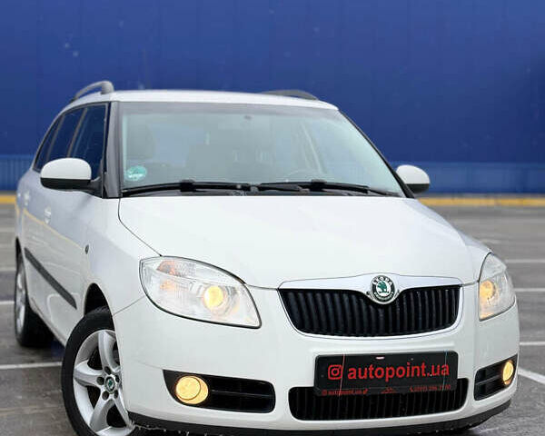 Белый Шкода Фабия, объемом двигателя 1.6 л и пробегом 237 тыс. км за 5999 $, фото 1 на Automoto.ua
